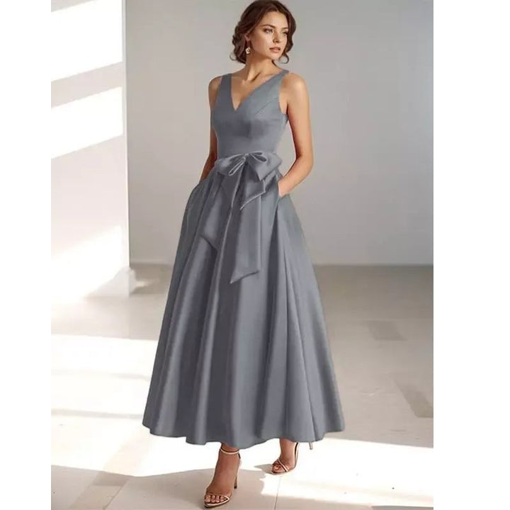 Robe de cocktail midi trapèze plissée en satin à col V pour femme