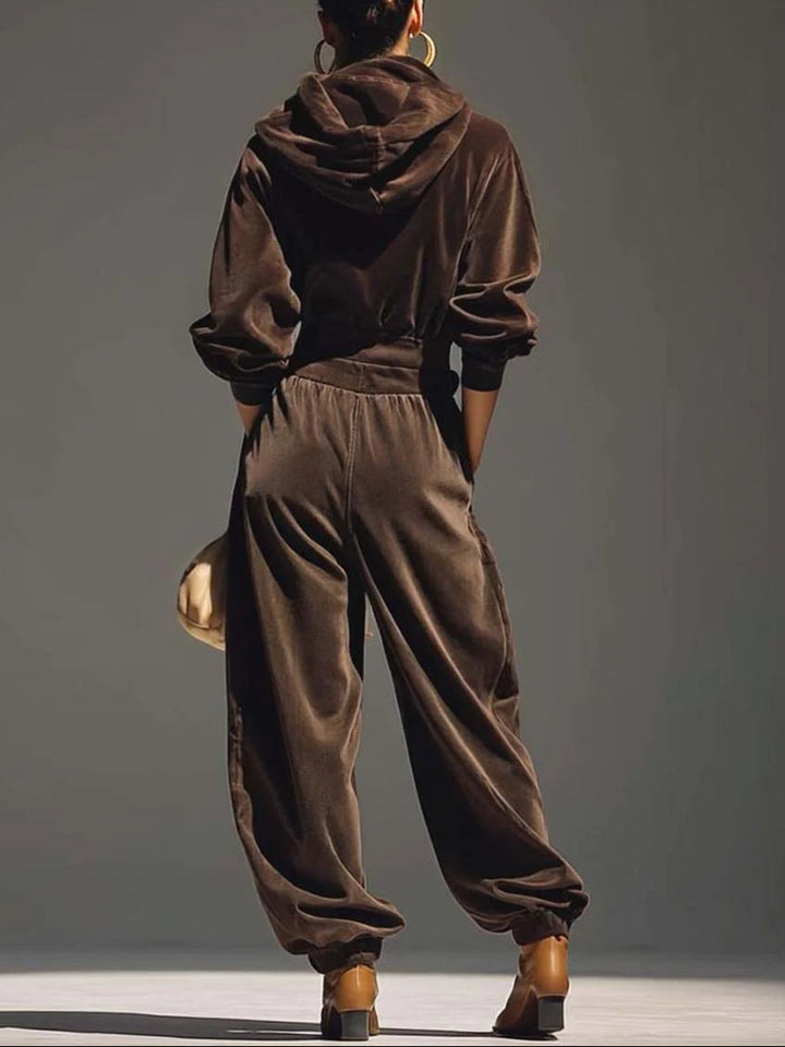 Ensemble pour femme composé d’un haut en velours à col bénitier et manches longues et d’un pantalon