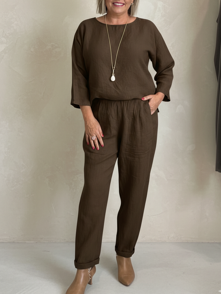 Ensemble féminin en lin avec haut à col rond et manches trois-quarts et pantalon