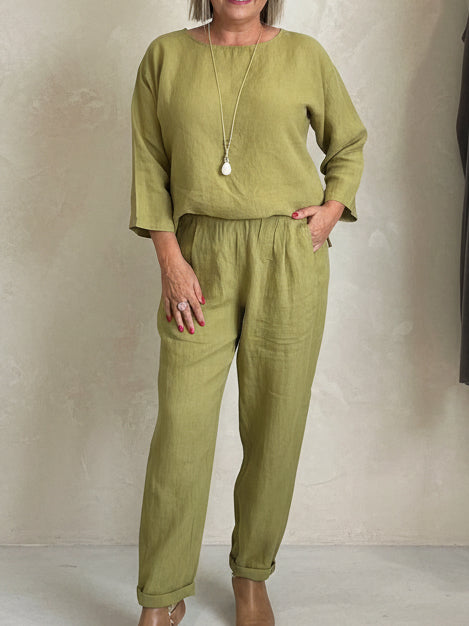 Ensemble féminin en lin avec haut à col rond et manches trois-quarts et pantalon