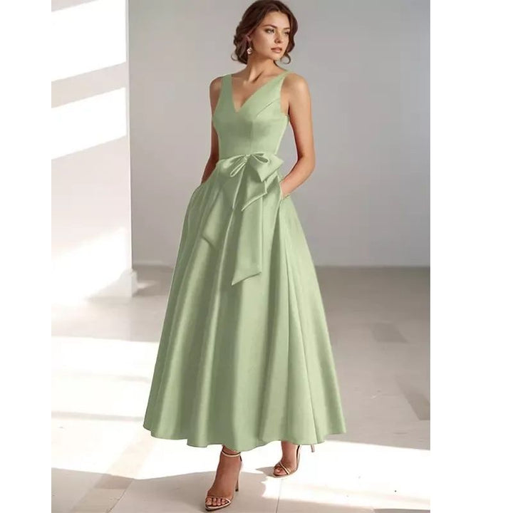 Robe de cocktail midi trapèze plissée en satin à col V pour femme