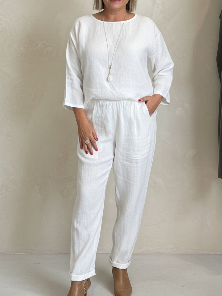 Ensemble féminin en lin avec haut à col rond et manches trois-quarts et pantalon