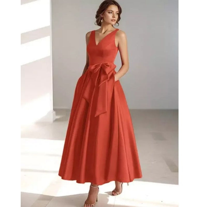 Robe de cocktail midi trapèze plissée en satin à col V pour femme