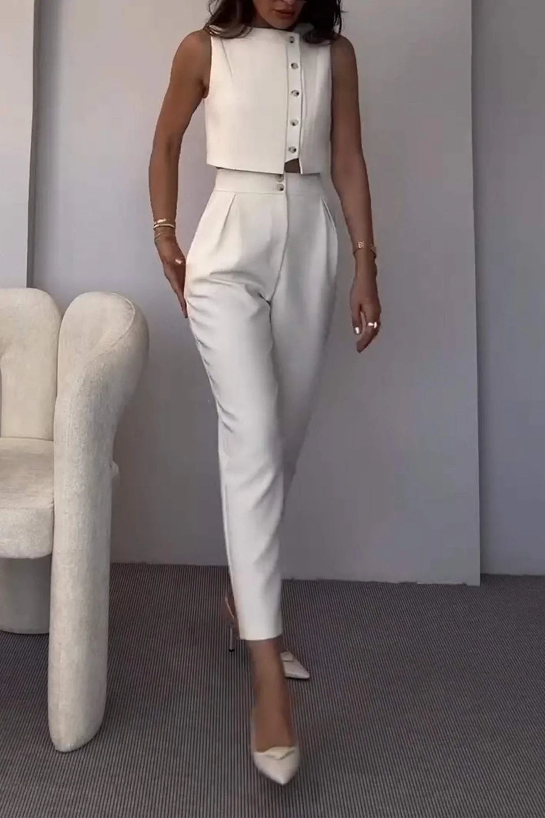 Ensemble deux pièces pour femme avec crop top boutonné à manches courtes en mélange de rayonne et pantalon