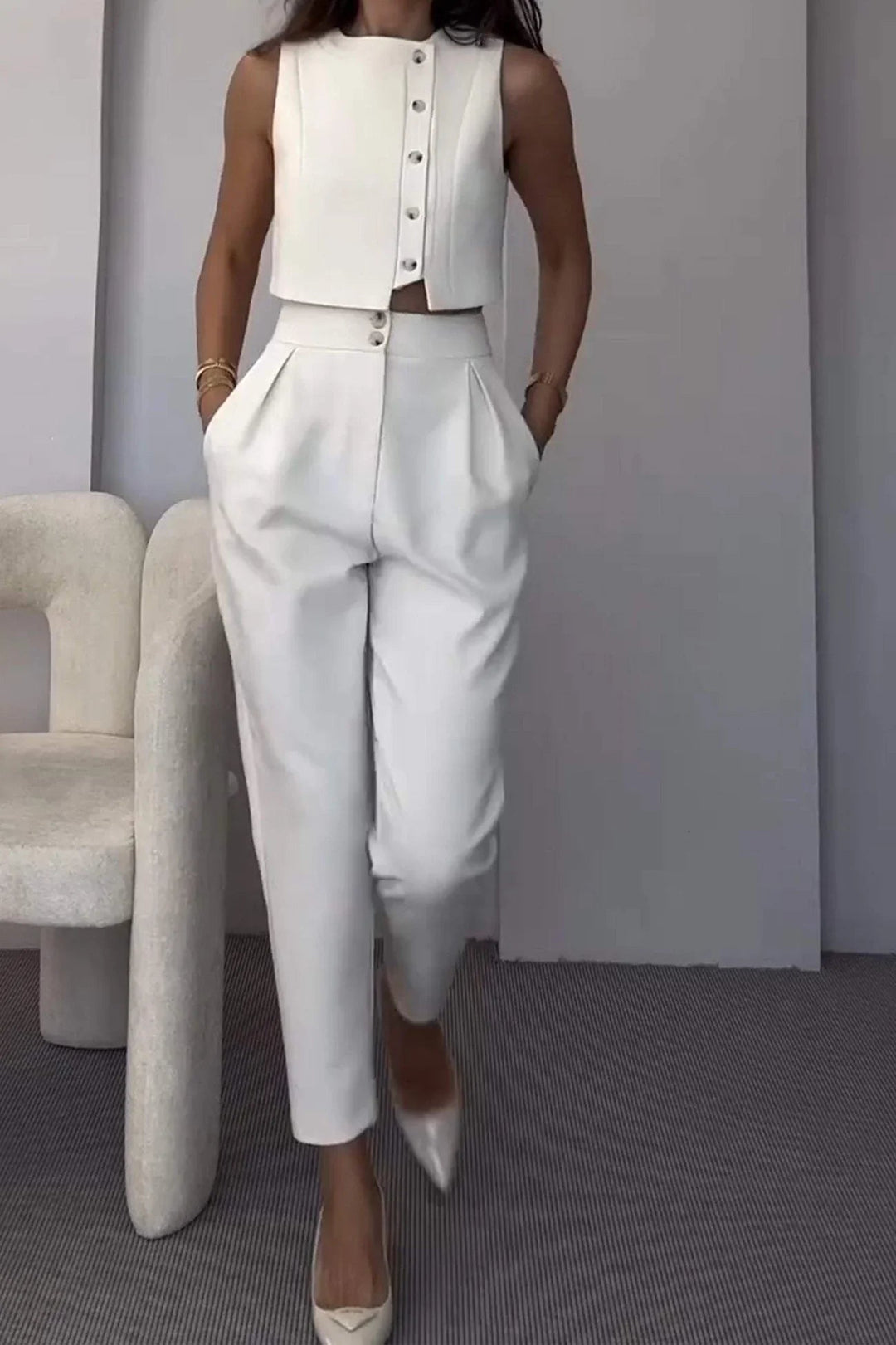 Ensemble deux pièces pour femme avec crop top boutonné à manches courtes en mélange de rayonne et pantalon