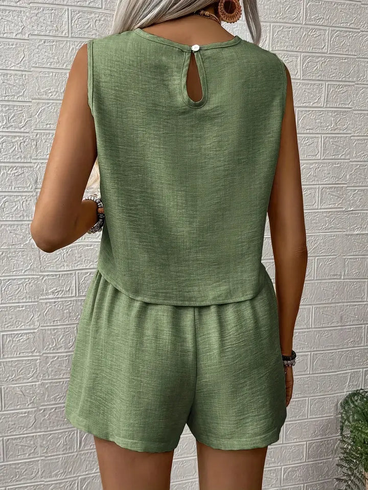 Ensemble deux pièces pour femme en mélange de lin, composé d’un débardeur sans manches et d’un short assorti