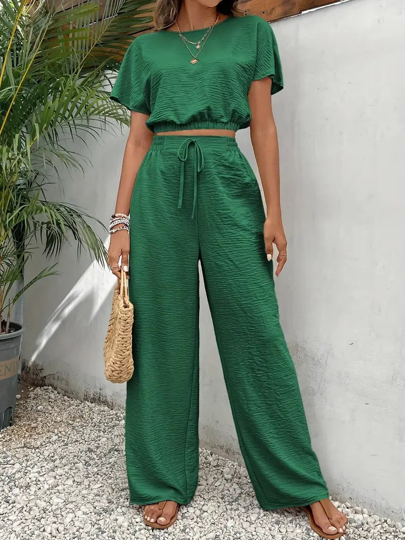 Ensemble pour femme avec crop top à manches courtes en rayonne texturée et pantalon assorti à cordon de serrage