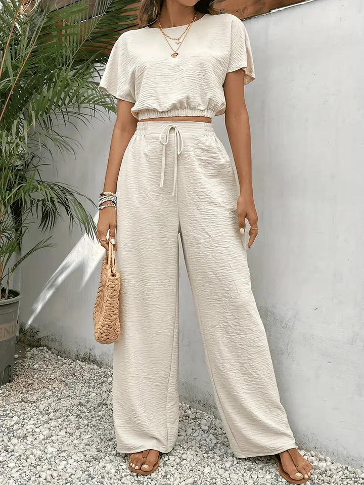 Ensemble pour femme avec crop top à manches courtes en rayonne texturée et pantalon assorti à cordon de serrage