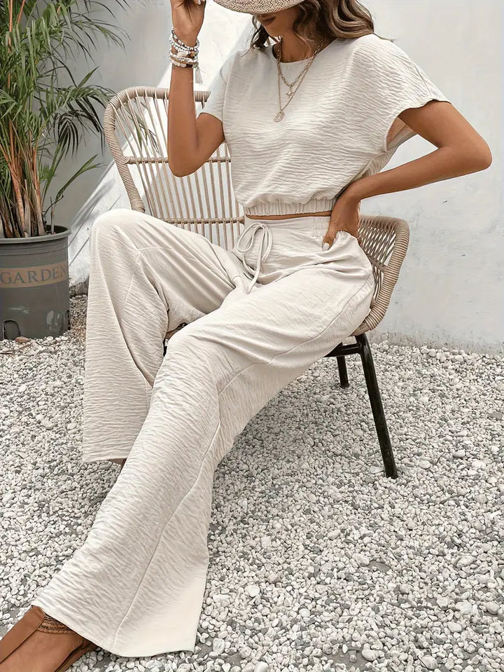 Ensemble pour femme avec crop top à manches courtes en rayonne texturée et pantalon assorti à cordon de serrage