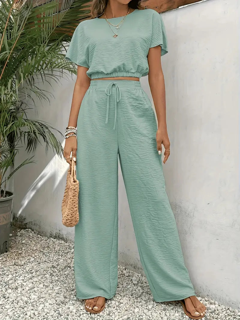 Ensemble pour femme avec crop top à manches courtes en rayonne texturée et pantalon assorti à cordon de serrage