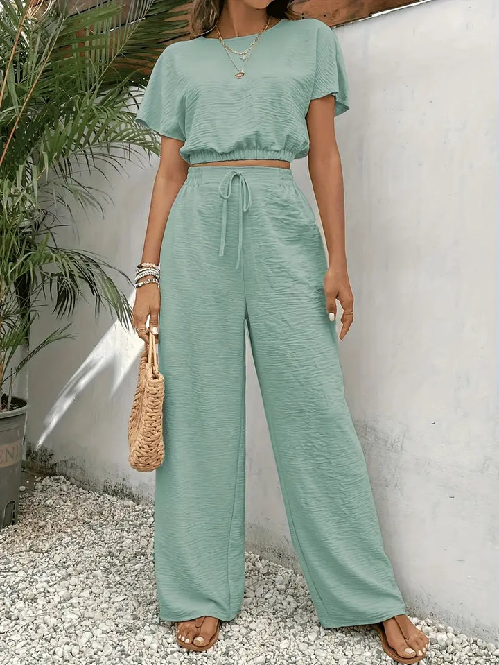 Ensemble pour femme avec crop top à manches courtes en rayonne texturée et pantalon assorti à cordon de serrage