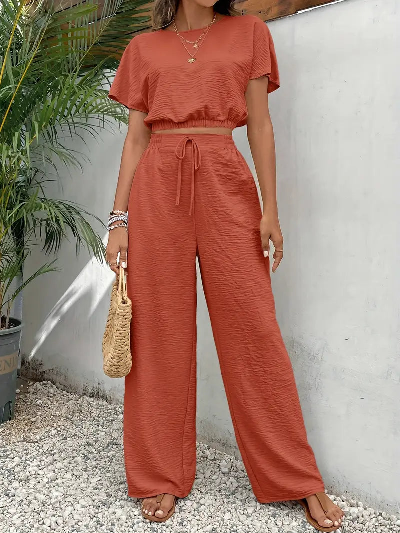 Ensemble pour femme avec crop top à manches courtes en rayonne texturée et pantalon assorti à cordon de serrage