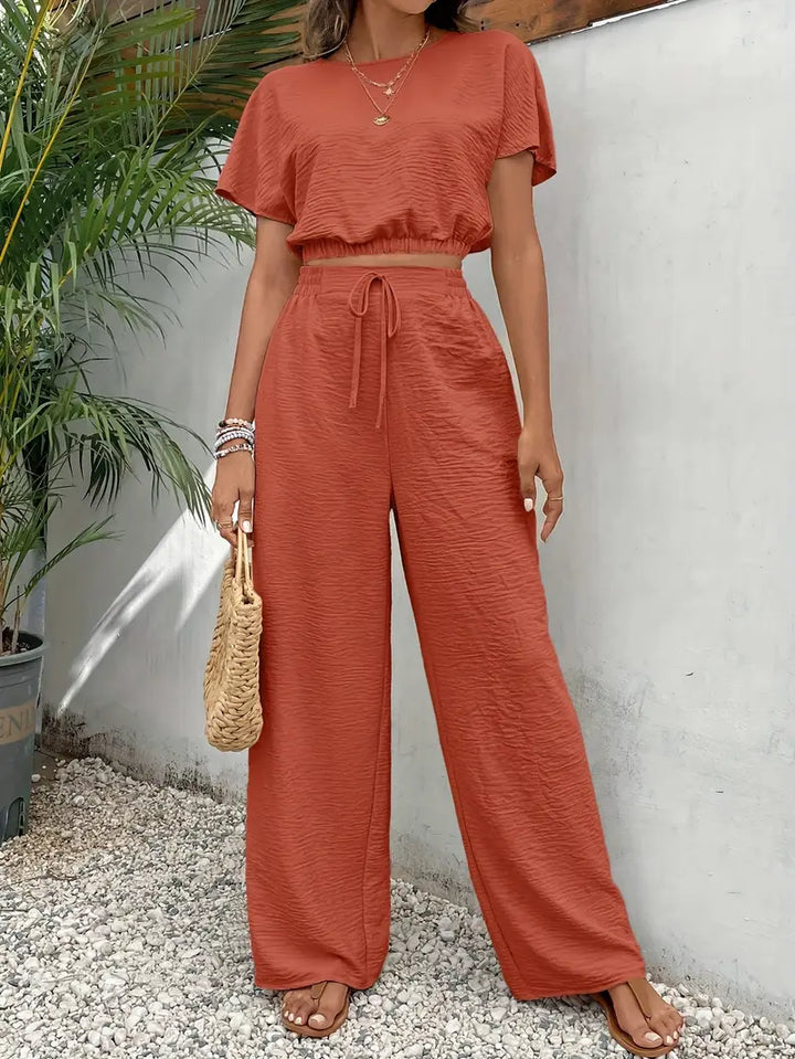 Ensemble pour femme avec crop top à manches courtes en rayonne texturée et pantalon assorti à cordon de serrage