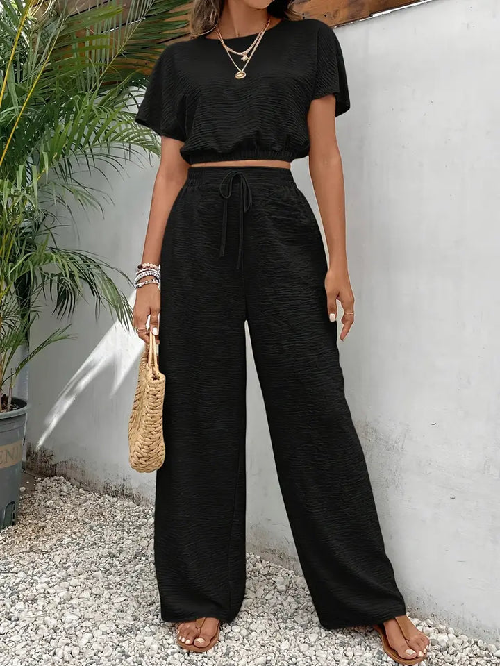 Ensemble pour femme avec crop top à manches courtes en rayonne texturée et pantalon assorti à cordon de serrage