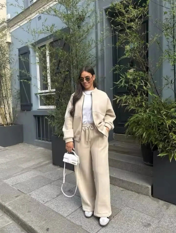 Ensemble deux pièces pour femme comprenant un blouson bomber entièrement zippé en mélange de rayonne et un pantalon à cordon de serrage