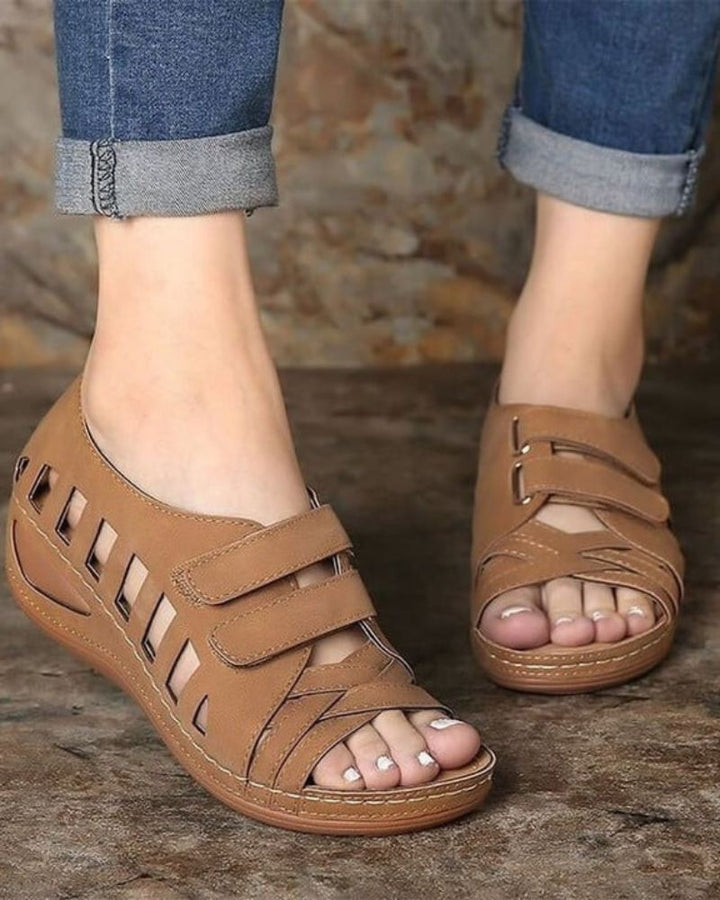 Sandales orthopédiques en cuir pour femmes, à talon compensé bas et bout ouvert avec découpes