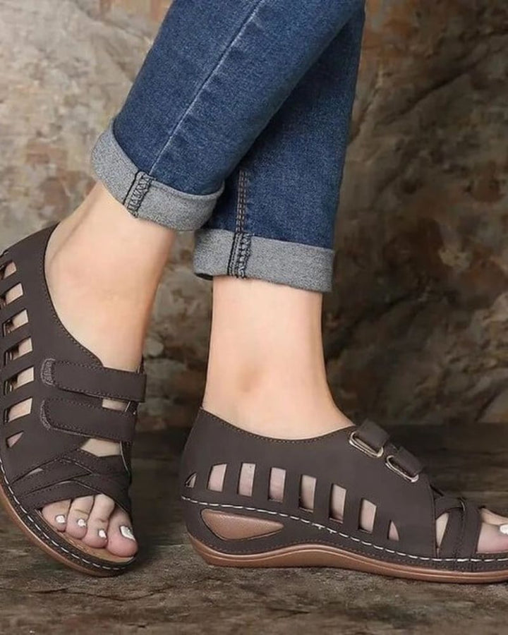 Sandales orthopédiques en cuir pour femmes, à talon compensé bas et bout ouvert avec découpes