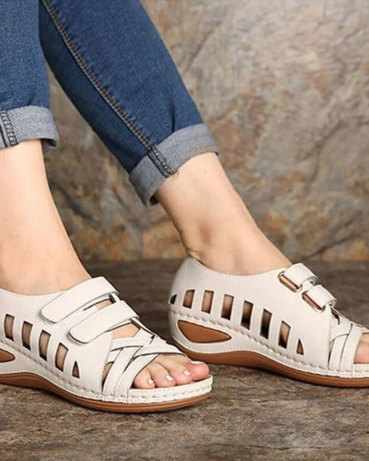 Sandales orthopédiques en cuir pour femmes, à talon compensé bas et bout ouvert avec découpes