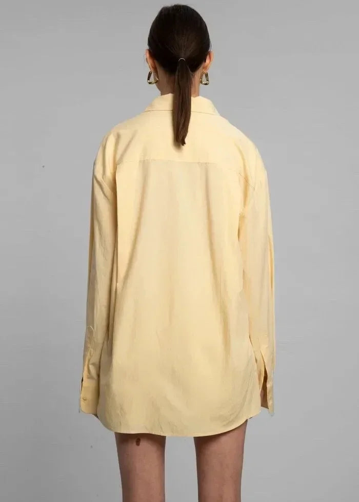Ensemble trois pièces coordonné composé d'une chemise en lin pour femme, d'un haut et d'un short