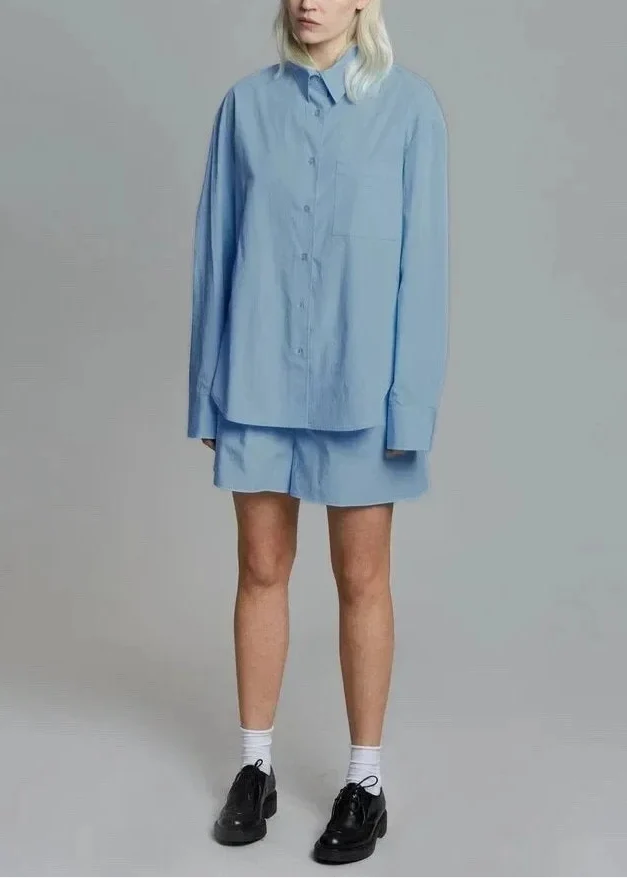 Ensemble trois pièces coordonné composé d'une chemise en lin pour femme, d'un haut et d'un short