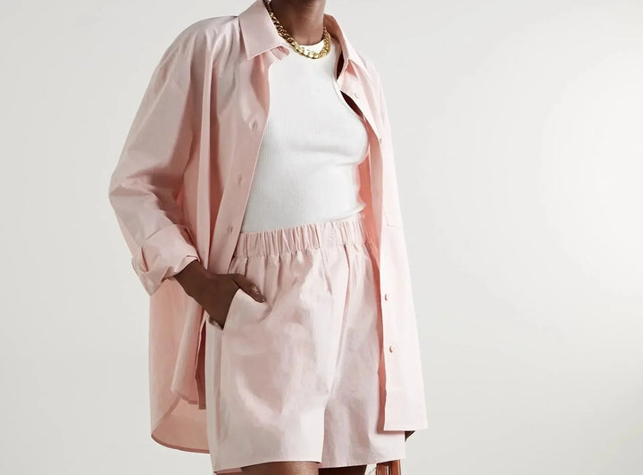 Ensemble trois pièces coordonné composé d'une chemise en lin pour femme, d'un haut et d'un short