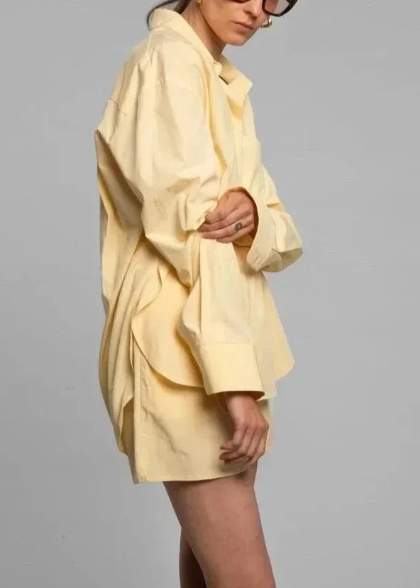 Ensemble trois pièces coordonné composé d'une chemise en lin pour femme, d'un haut et d'un short