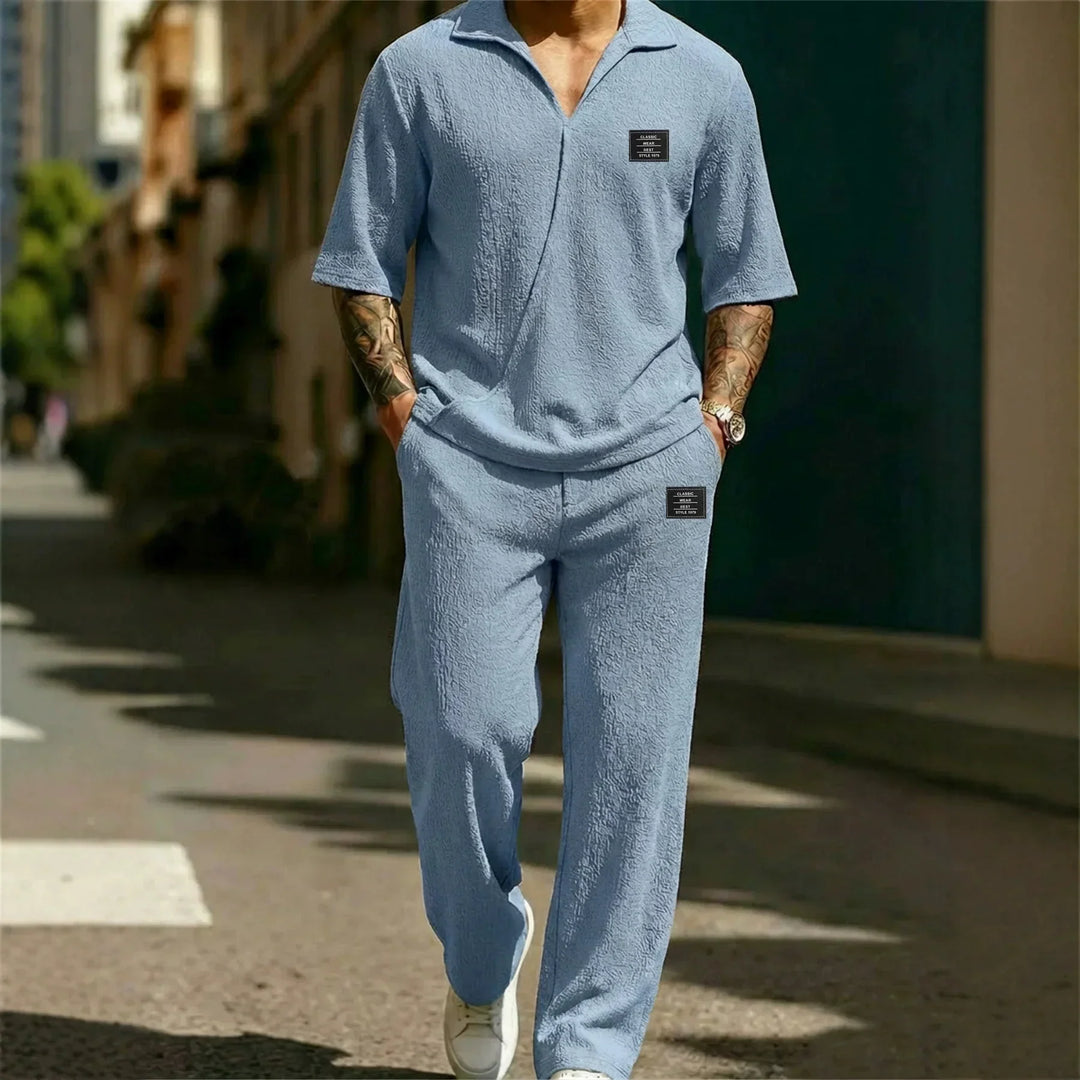 Ensemble assorti pour homme composé d’un polo à manches courtes et d’un pantalon en maille gaufrée