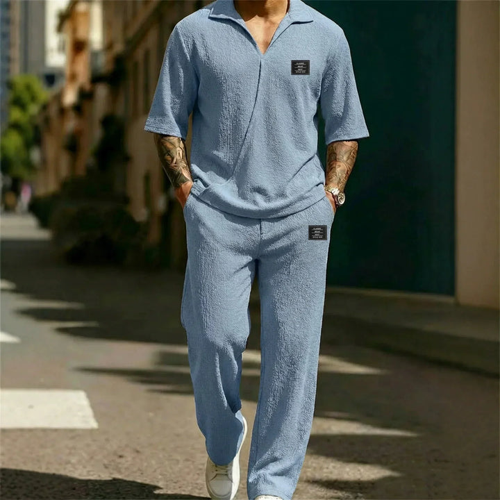 Ensemble assorti pour homme composé d’un polo à manches courtes et d’un pantalon en maille gaufrée