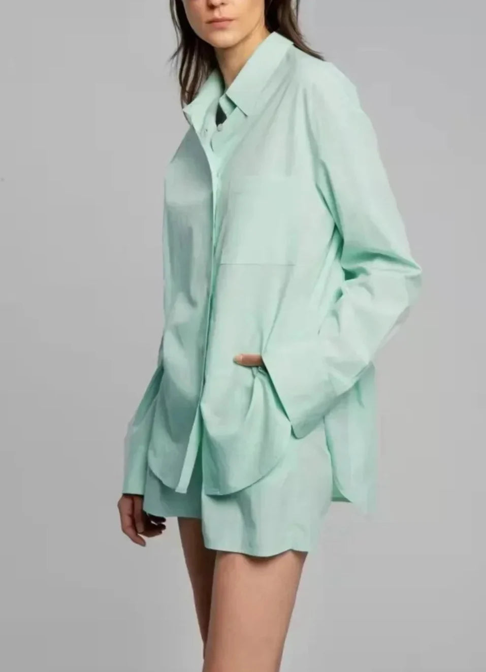Ensemble trois pièces coordonné composé d'une chemise en lin pour femme, d'un haut et d'un short