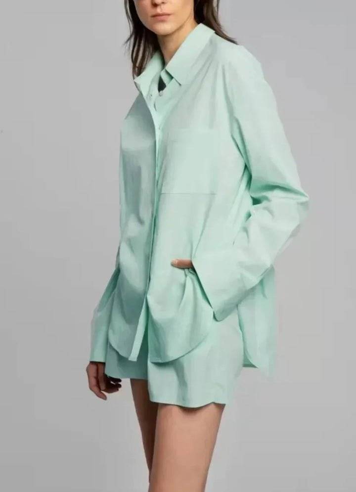 Ensemble trois pièces coordonné composé d'une chemise en lin pour femme, d'un haut et d'un short