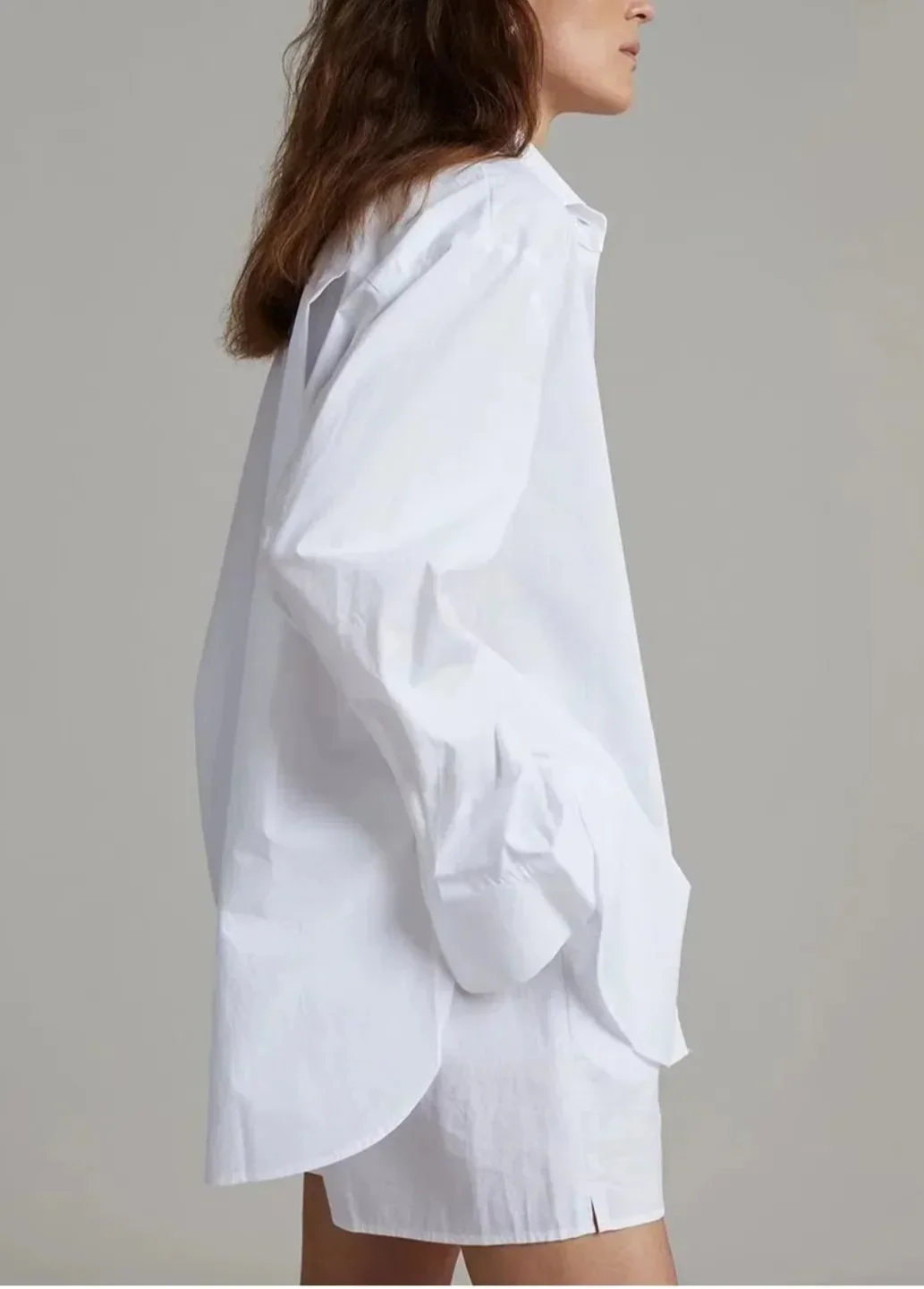 Ensemble trois pièces coordonné composé d'une chemise en lin pour femme, d'un haut et d'un short