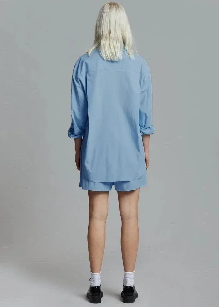 Ensemble trois pièces coordonné composé d'une chemise en lin pour femme, d'un haut et d'un short