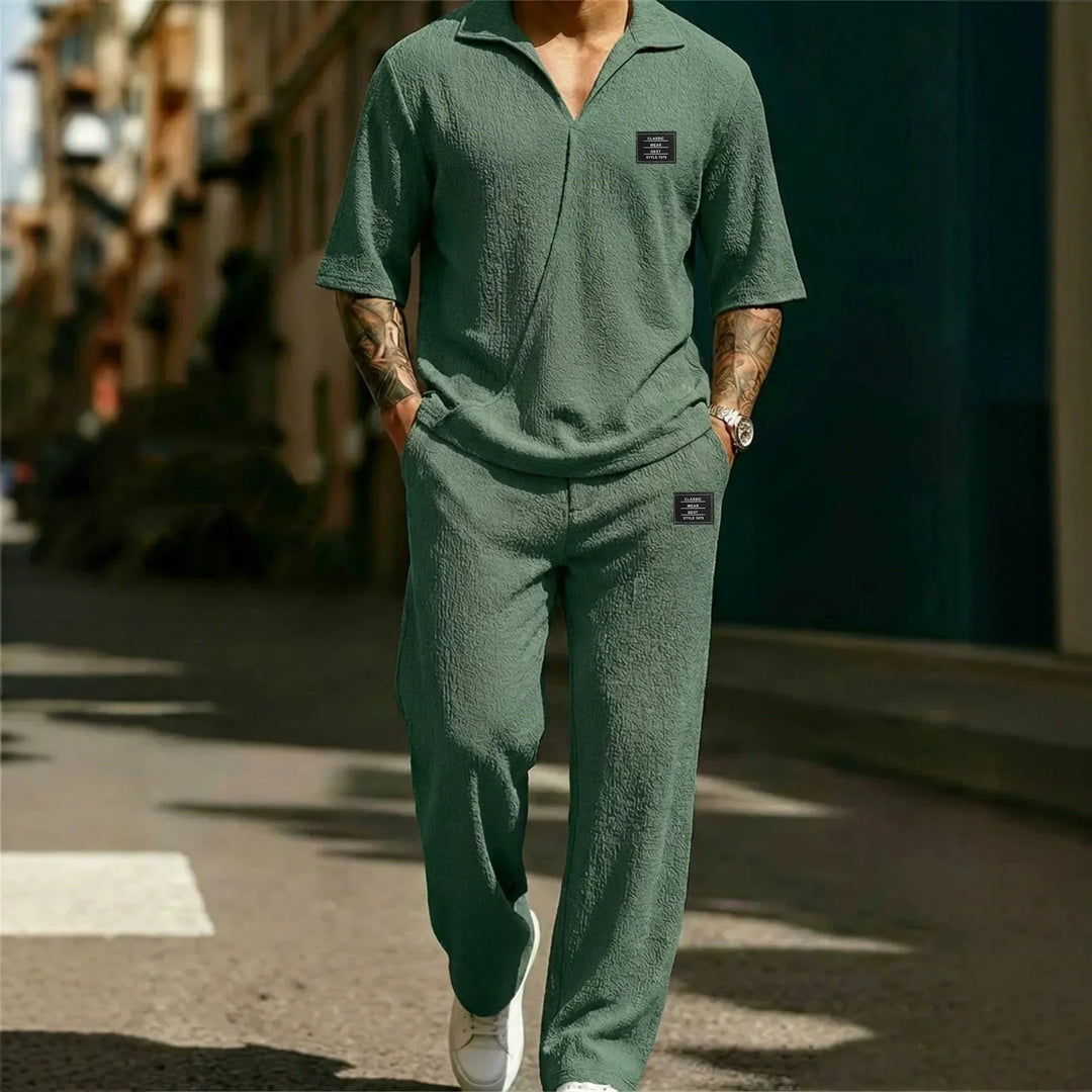 Ensemble assorti pour homme composé d’un polo à manches courtes et d’un pantalon en maille gaufrée