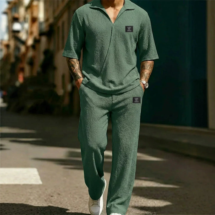 Ensemble assorti pour homme composé d’un polo à manches courtes et d’un pantalon en maille gaufrée
