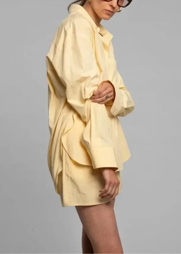Ensemble trois pièces coordonné composé d'une chemise en lin pour femme, d'un haut et d'un short