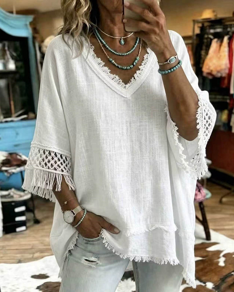 Dámská boho lněná volná halenka s výstřihem do V, háčkovanými detaily a třásňovým lemem