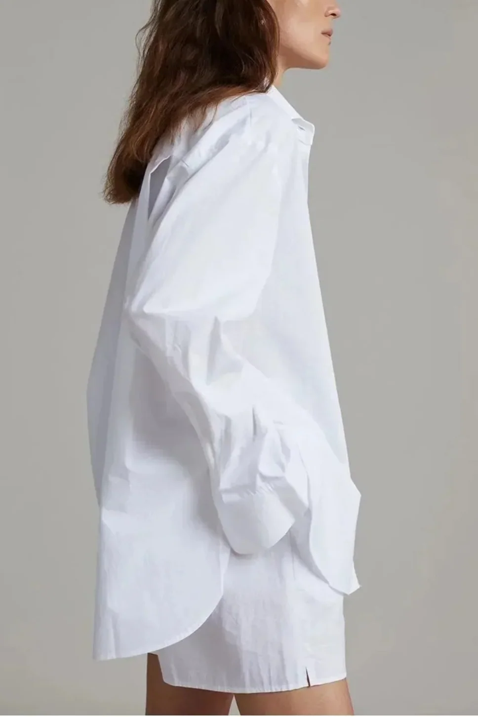 Ensemble trois pièces coordonné composé d'une chemise en lin pour femme, d'un haut et d'un short