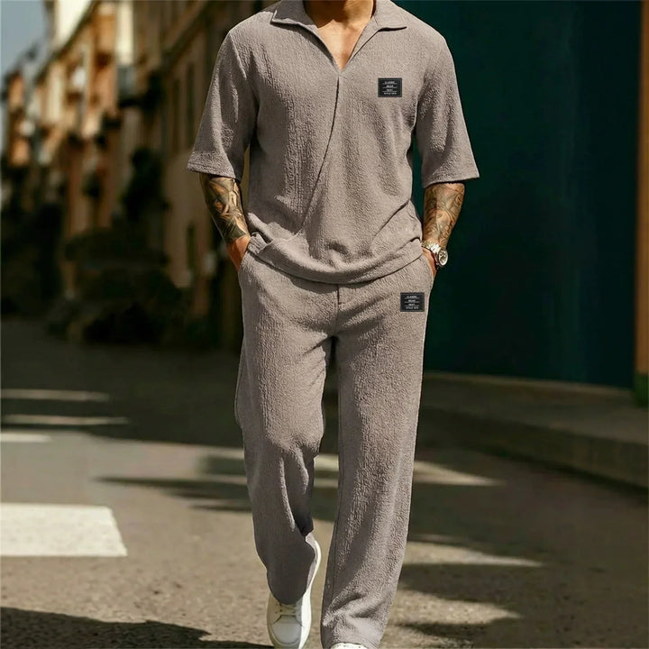Ensemble assorti pour homme composé d’un polo à manches courtes et d’un pantalon en maille gaufrée