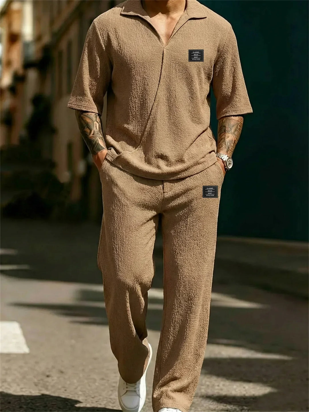 Ensemble assorti pour homme composé d’un polo à manches courtes et d’un pantalon en maille gaufrée