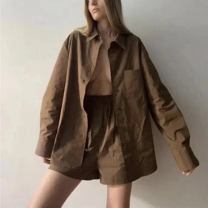 Ensemble trois pièces coordonné composé d'une chemise en lin pour femme, d'un haut et d'un short