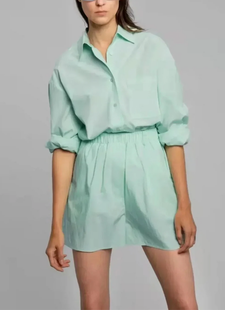 Ensemble trois pièces coordonné composé d'une chemise en lin pour femme, d'un haut et d'un short
