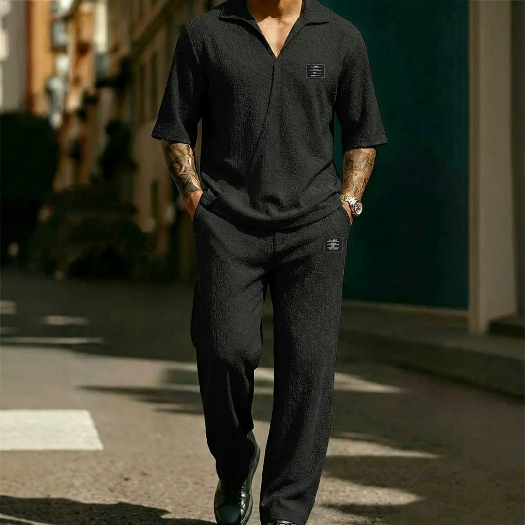 Ensemble assorti pour homme composé d’un polo à manches courtes et d’un pantalon en maille gaufrée