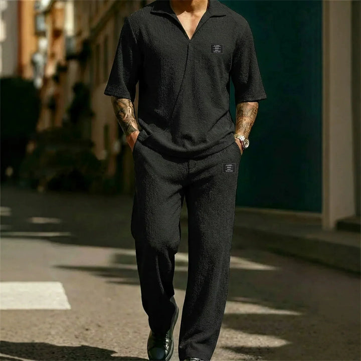 Ensemble assorti pour homme composé d’un polo à manches courtes et d’un pantalon en maille gaufrée