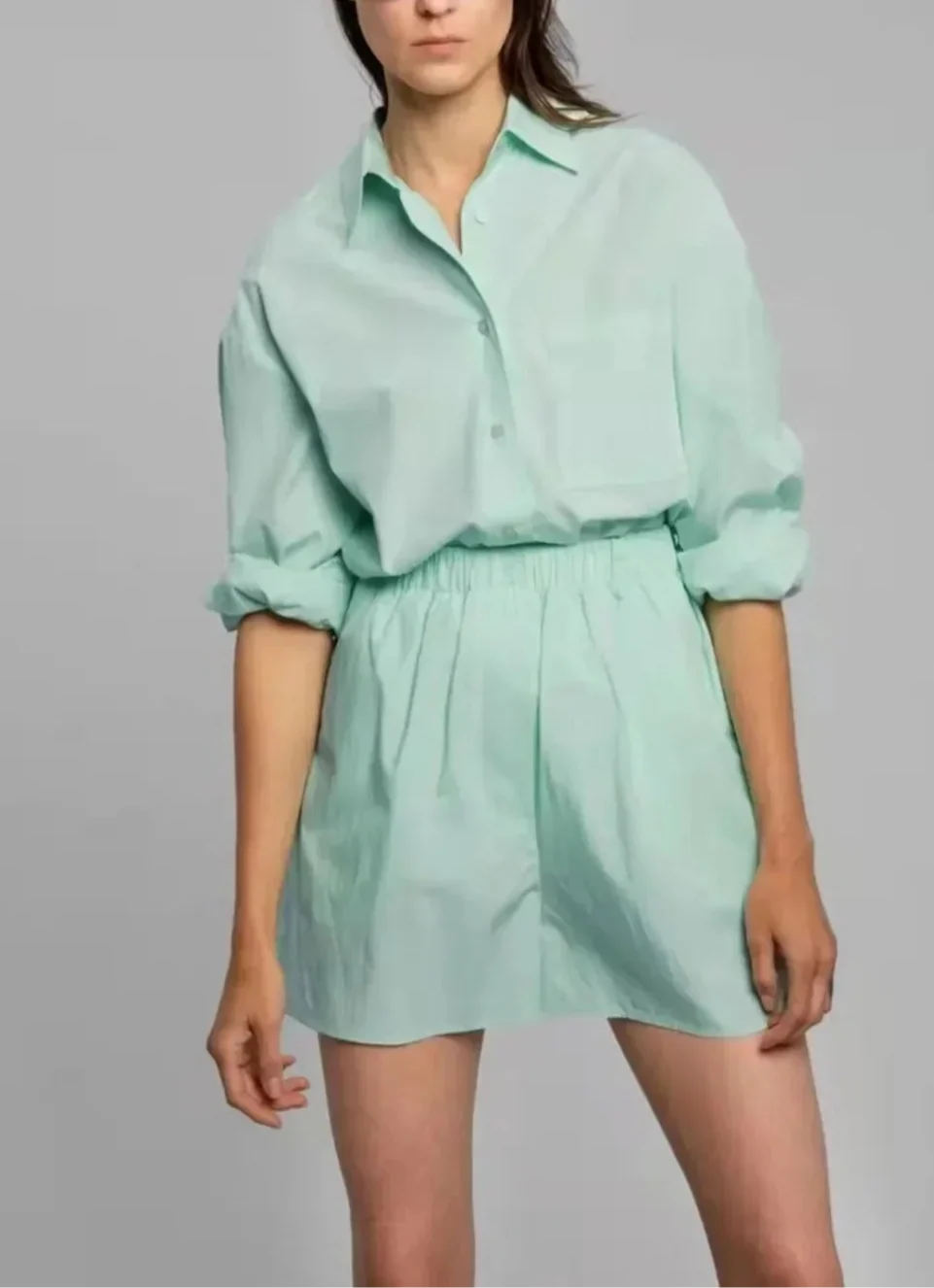 Ensemble trois pièces coordonné composé d'une chemise en lin pour femme, d'un haut et d'un short