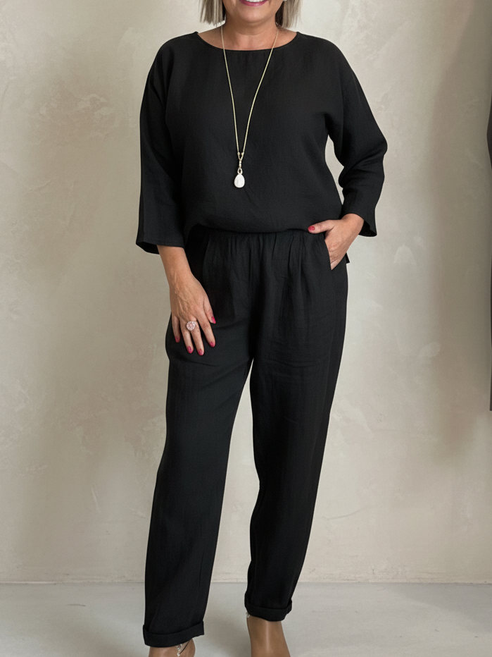 Ensemble féminin en lin avec haut à col rond et manches trois-quarts et pantalon