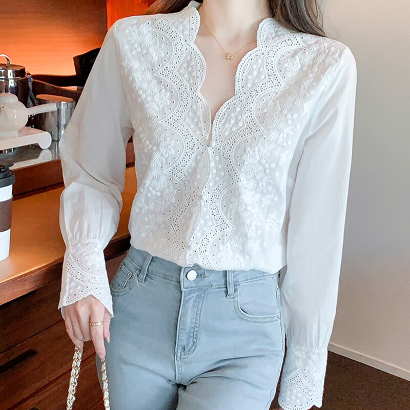 Blouse en lin brodée pour femme, à col en V et manches longues