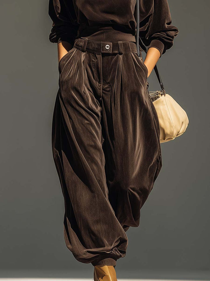 Ensemble pour femme composé d’un haut en velours à col bénitier et manches longues et d’un pantalon