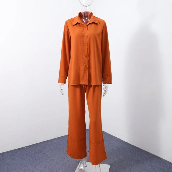 Ensemble deux pièces pour femme composé d’une chemise en lin à manches longues et d’un pantalon