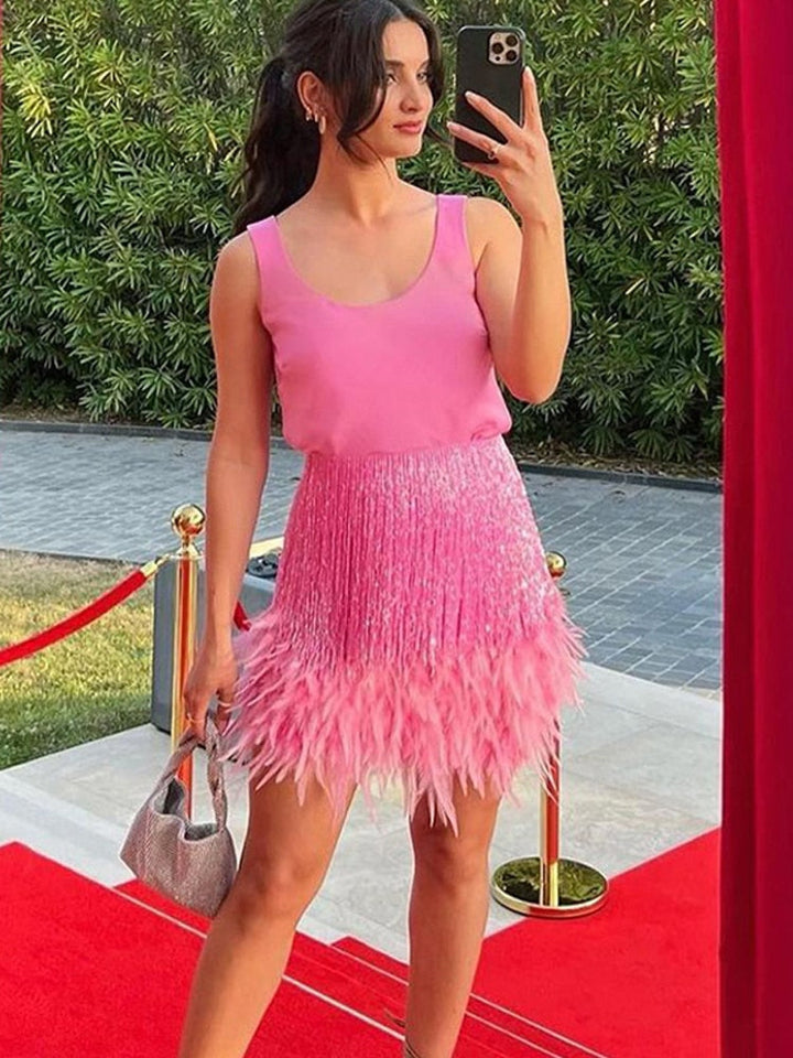 Dámský crop top a třásňová sukně s peřím, dvoudílná párty souprava