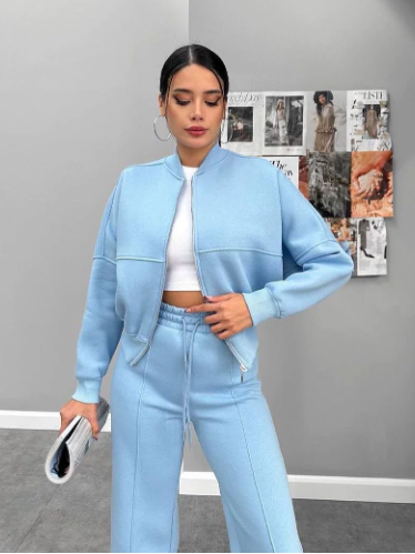 Ensemble deux pièces pour femme comprenant un blouson bomber entièrement zippé en mélange de rayonne et un pantalon à cordon de serrage